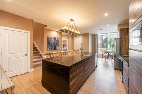 GORGEOUS - Luxurious 4 bedroom House 10 min drive to Disney World